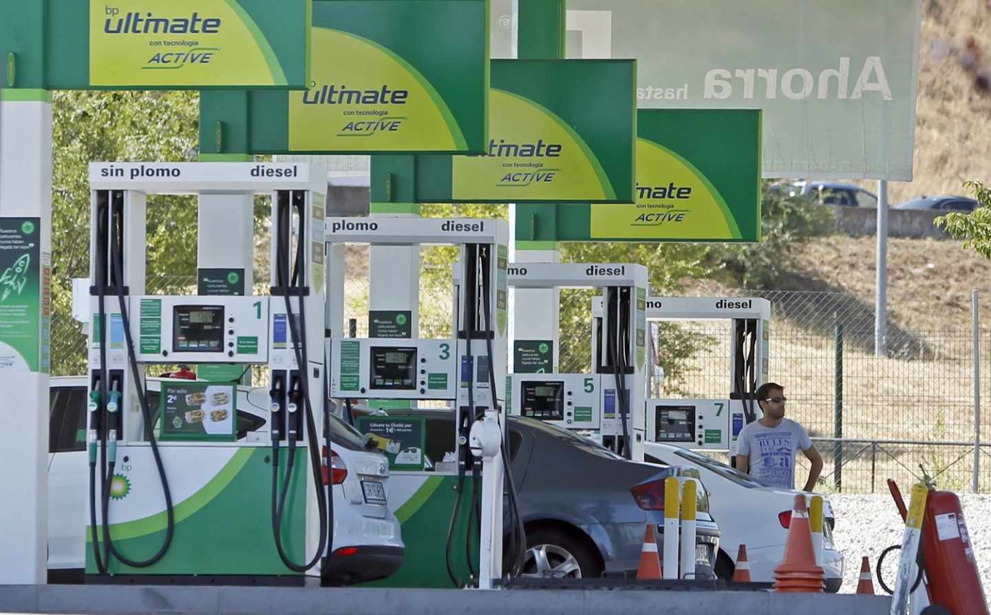 Vehículos repostando en una gasolinera.