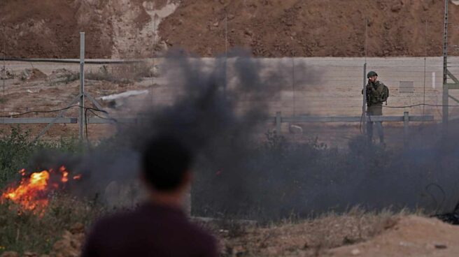 gaza israel Un soldado israelí apunta a los manifestantes palestinos hoy, martes 3 de abril de 2018, durante los enfrentamientos con las tropas israelíes a lo largo de la frontera entre Israel y la Franja de Gaza, en el este de la Franja de Gaza. Los manifestantes planean reclamar el derecho de los refugiados palestinos en Medio Oriente a regresar a los hogares de los que huyeron en la guerra que rodeó la creación de Israel en 1948. EFE