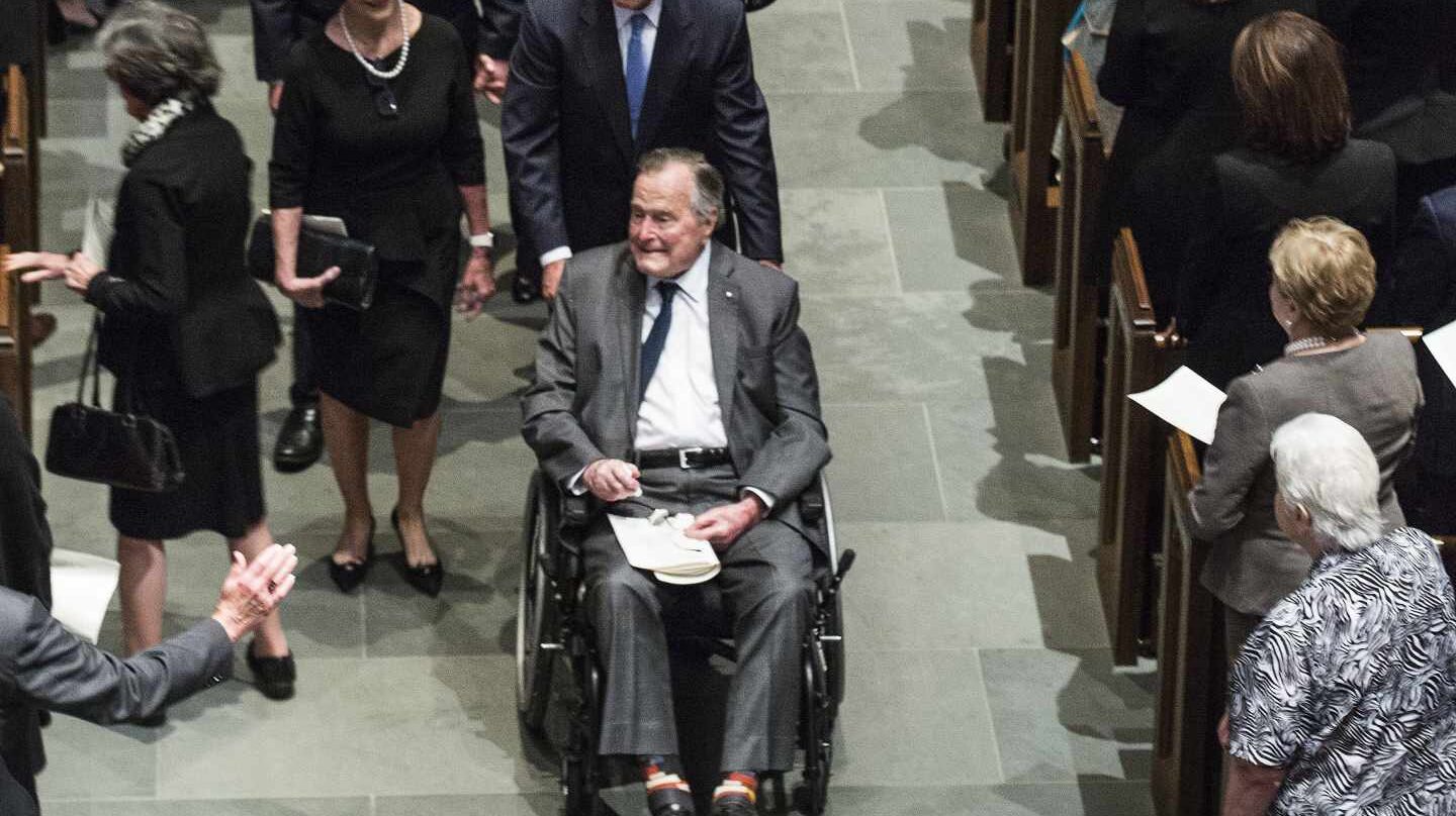 George H.W. Bush, acompañado por su familia en el funeral de su esposa Barbara, el pasado sábado.