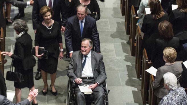 George H.W. Bush, acompañado por su familia en el funeral de su esposa Barbara, el pasado sábado.