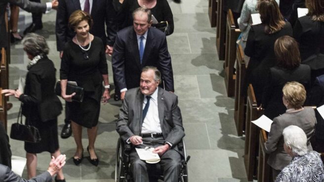 george_bush_barbara_bush George H.W. Bush, acompañado por su familia en el funeral de su esposa Barbara, el pasado sábado.