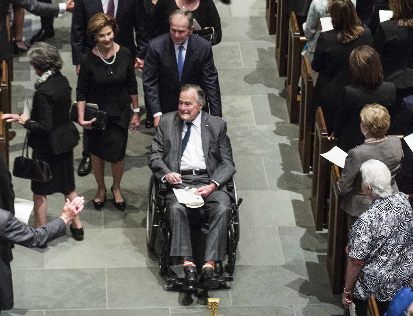 George H.W. Bush, acompañado por su familia en el funeral de su esposa Barbara, el pasado sábado.