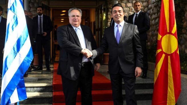 Los ministros de exteriores de Macedonia y Grecia, durante una cumbre en Ohrid.