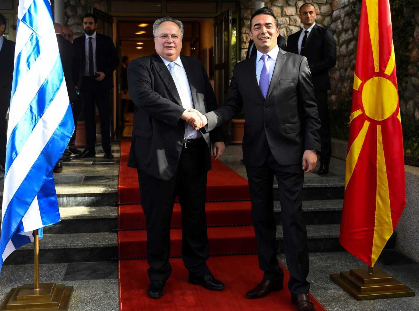 Los ministros de exteriores de Macedonia y Grecia, durante una cumbre en Ohrid.