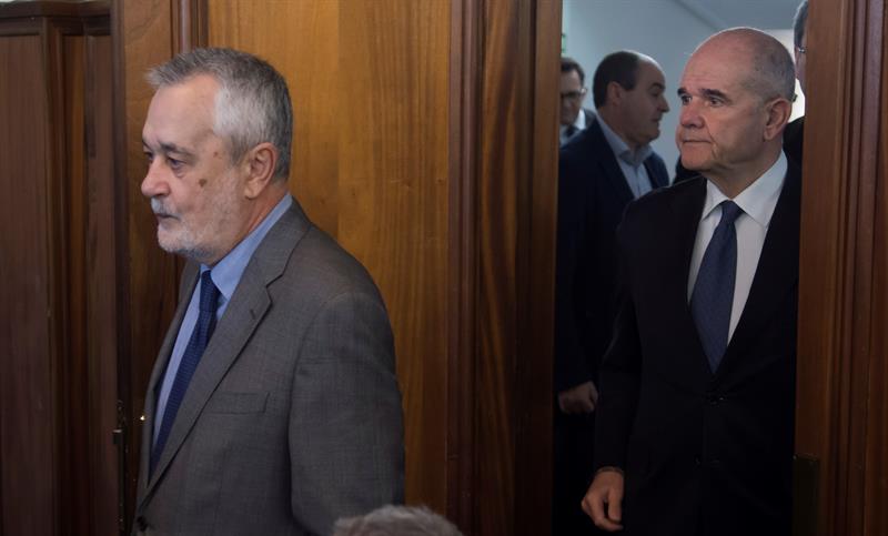 José Antonio Griñán y Manuel Chaves, accediendo a la sala de la Audiencia de Sevilla donde se celebra el juicio del 'caso ERE'.