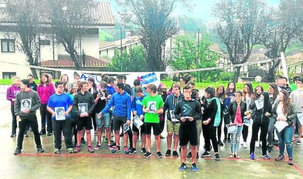 Los jóvenes, en el homenaje a los miembros de ETA en el patio del instituto, en Hernani.