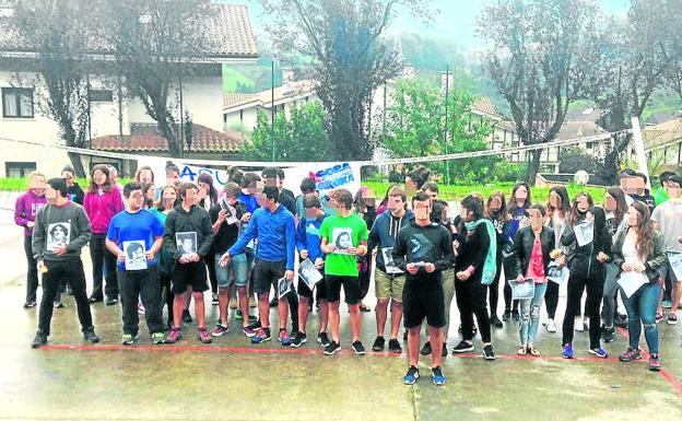 Los jóvenes, en el homenaje a los miembros de ETA en el patio del instituto, en Hernani.
