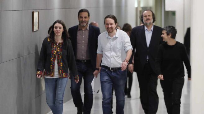 Pablo Iglesias, junto su equipo en el Congreso.