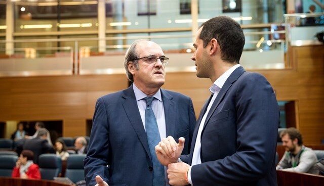 El portavoz de Ciudadanos en la Asamblea de Madrid, Ignacio Aguado, y su homólogo del PSOE, Ángel Gabilondo.