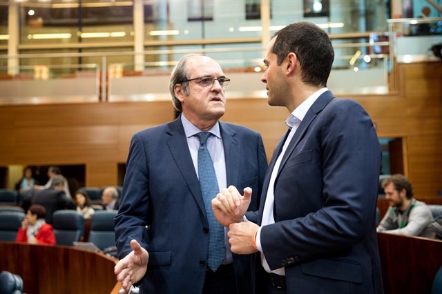 El portavoz de Ciudadanos en la Asamblea de Madrid, Ignacio Aguado, y su homólogo del PSOE, Ángel Gabilondo.