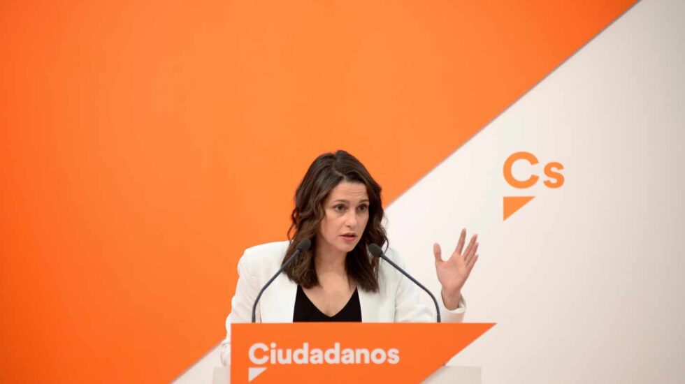 La portavoz de Ciudadanos, Inés Arrimadas, en rueda de prensa en la sede nacional.