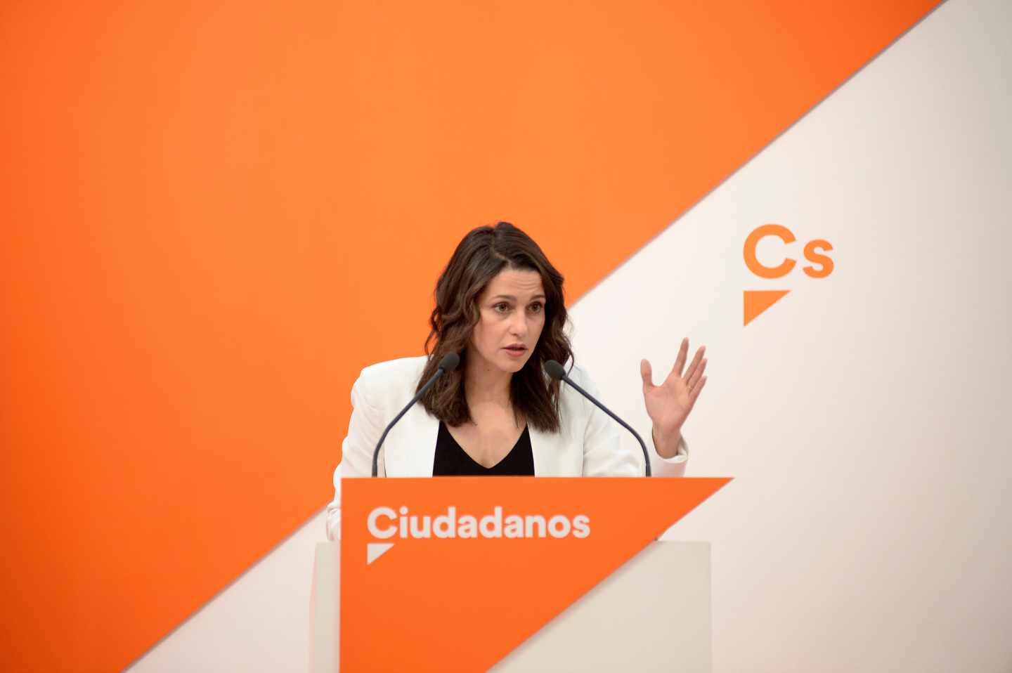 La portavoz de Ciudadanos, Inés Arrimadas, en rueda de prensa en la sede nacional.