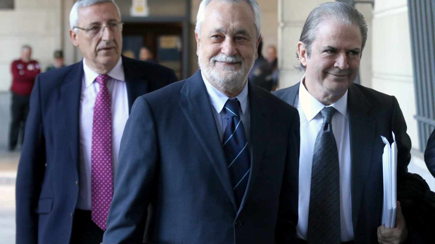 José Antonio Griñán habla con su abogado a las puertas de la Audiencia de Sevilla.
