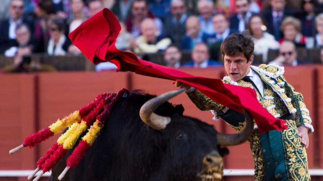 Julián López 'El Juli' da un pase a su primer toro de la tarde de la octava corrida de abono de la Plaza de la Maestranza de Sevilla.