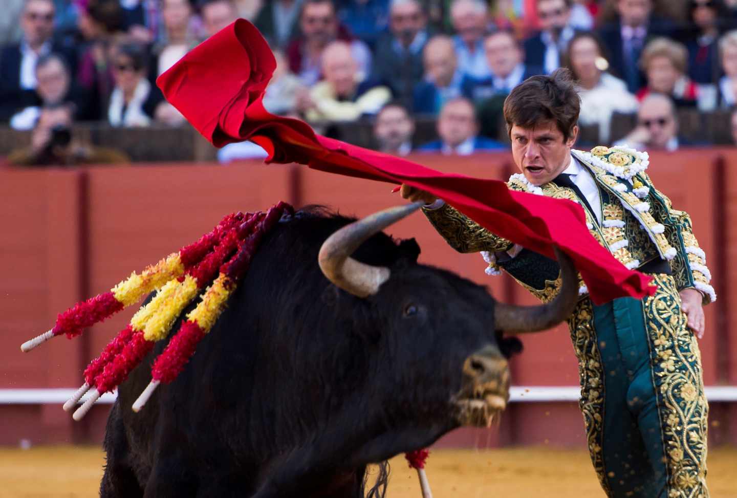 Julián López 'El Juli' da un pase a su primer toro de la tarde de la octava corrida de abono de la Plaza de la Maestranza de Sevilla.