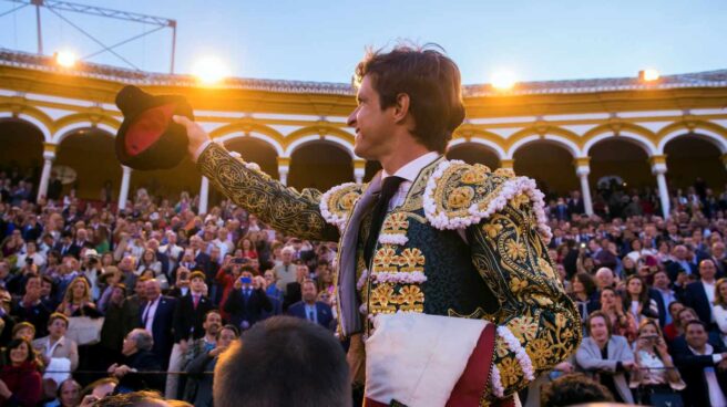 juli_puerta_grande_indulto_sevilla El diestro Julián López "El Juli" sale por la Puerta del Príncipe de la Maestranza de Sevilla tras cortar dos orejas a cada uno de sus dos toros en la octava corrida de abono.