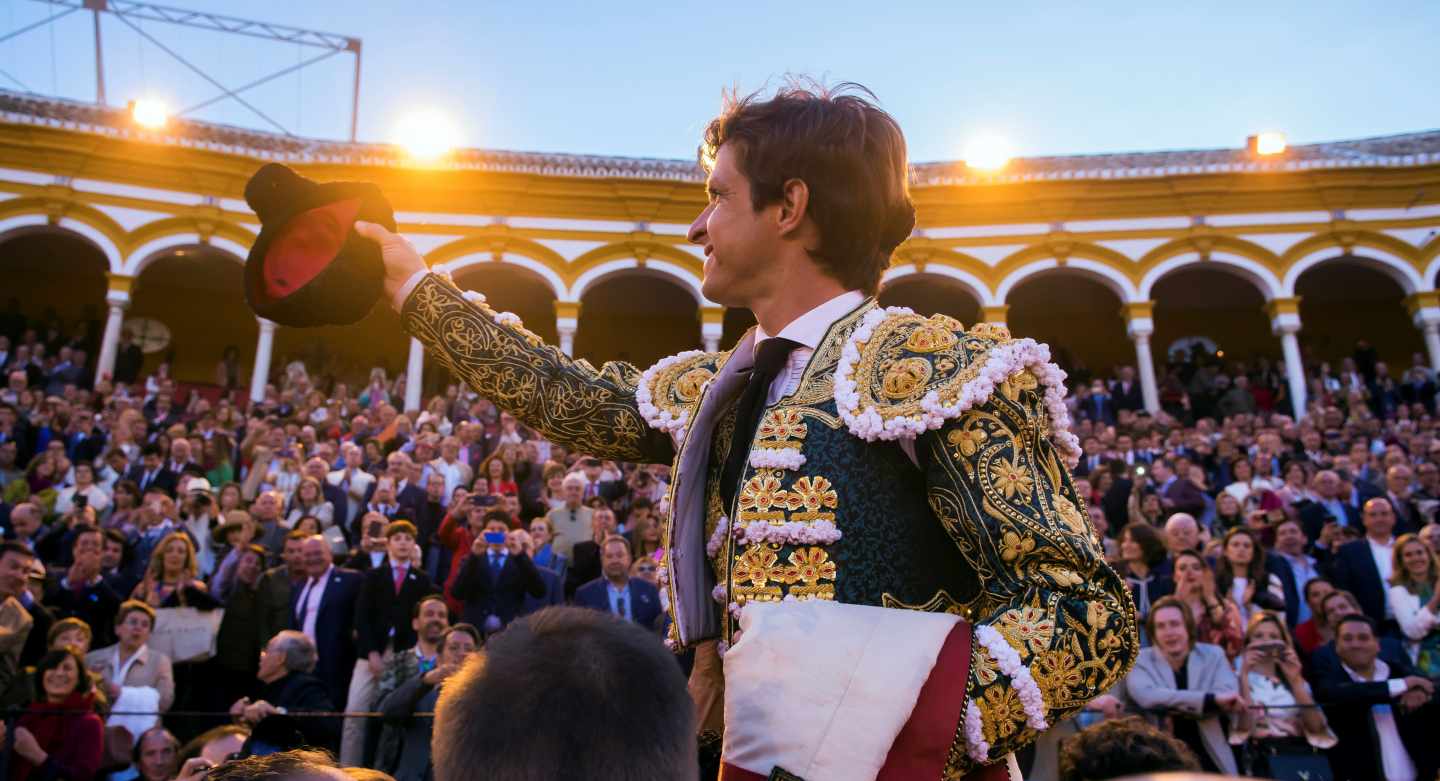 El diestro Julián López "El Juli" sale por la Puerta del Príncipe de la Maestranza de Sevilla tras cortar dos orejas a cada uno de sus dos toros en la octava corrida de abono.