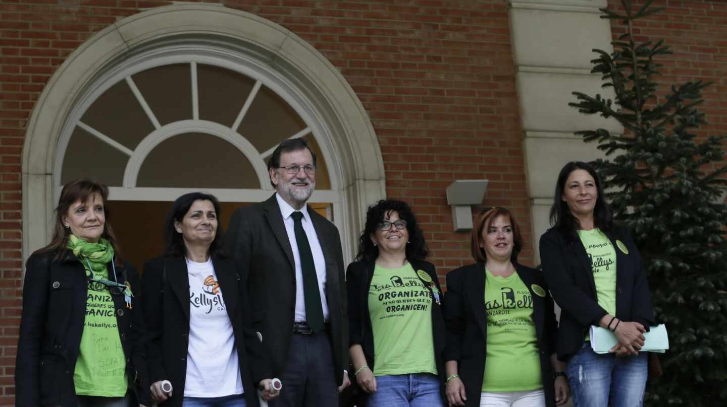 El presidente del Gobierno, Mariano Rajoy, posa en Moncloa con representantes de las 'Kellys'.