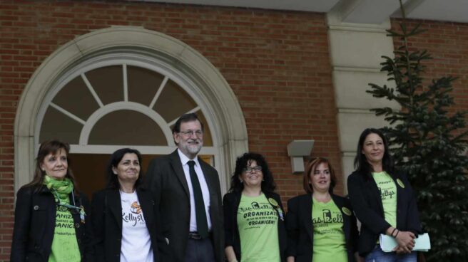 El presidente del Gobierno, Mariano Rajoy, posa en Moncloa con representantes de las 'Kellys'.