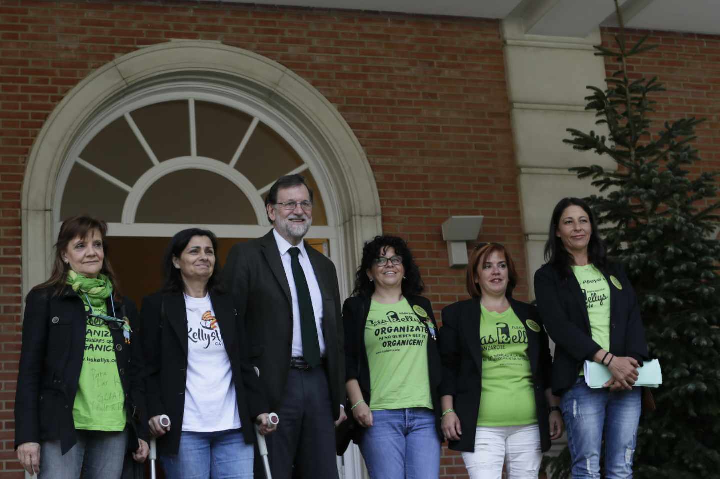 El presidente del Gobierno, Mariano Rajoy, posa en Moncloa con representantes de las 'Kellys'.
