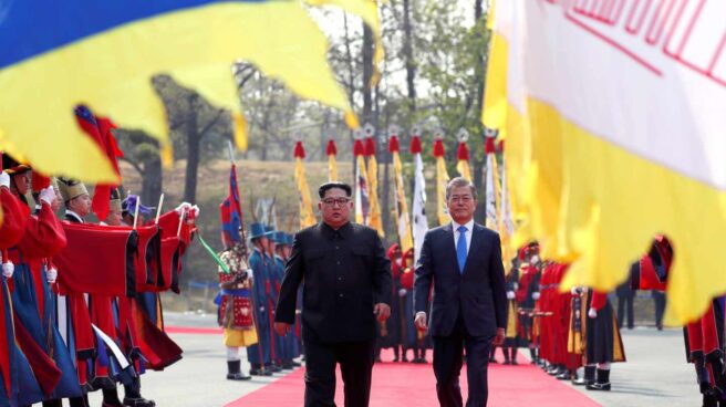 El líder norcoreano Kim Jong-un (i) y el presidente surcoreano, Moon Jae-in (d).