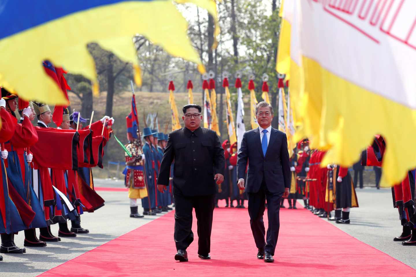 El líder norcoreano Kim Jong-un (i) y el presidente surcoreano, Moon Jae-in (d).