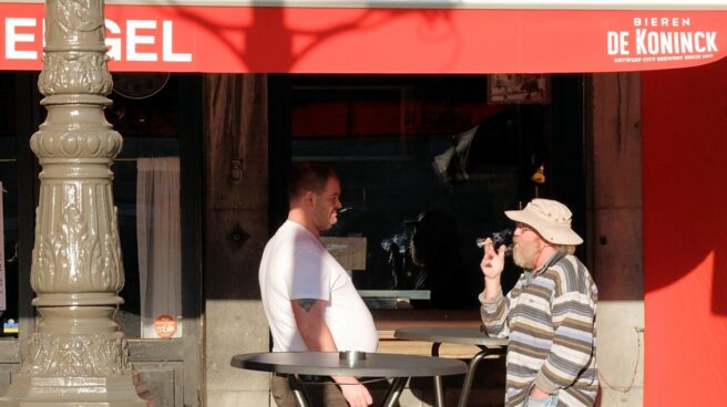 Un hombre fuma a las puertas de un bar. Imagen de archivo.