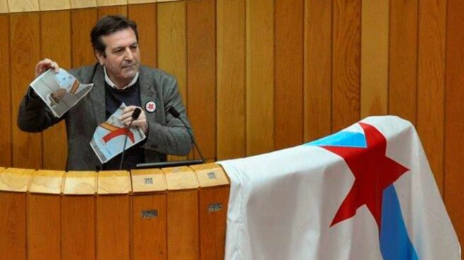 Un diputado del BNG rompe dos fotos del Rey Felipe en el Parlamento gallego