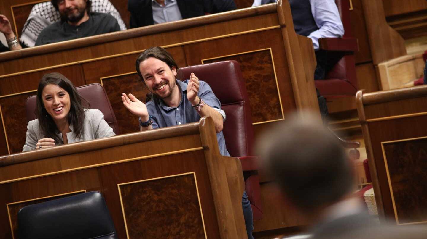 Montero e Iglesias aplauden a Rajoy en una sesión en las Cortes.