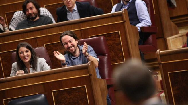 Montero e Iglesias aplauden a Rajoy en una sesión en las Cortes.