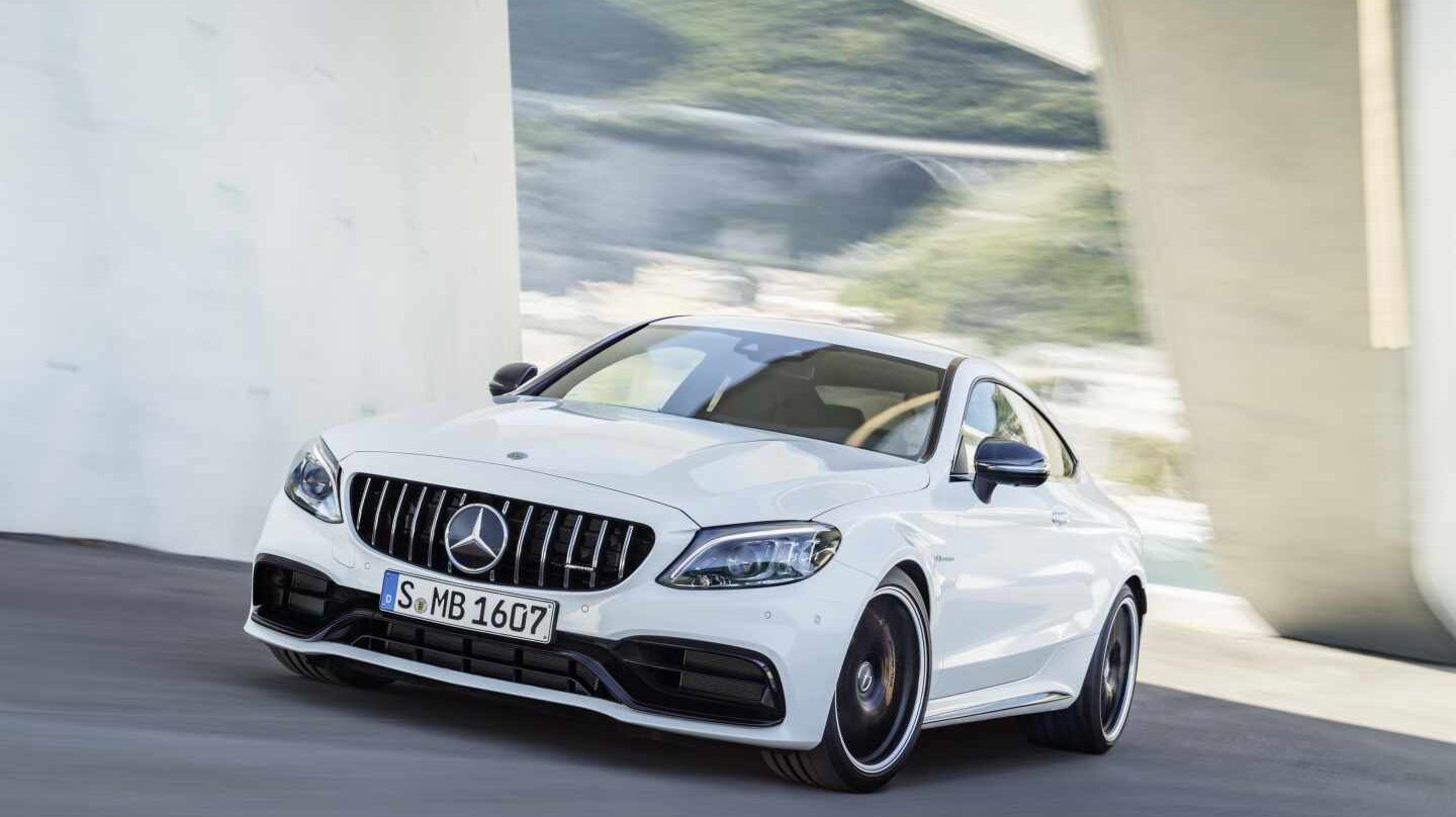 Mercedes sufre su mayor caída en bolsa en dos años al reconocer los riesgos del vehículo eléctrico.