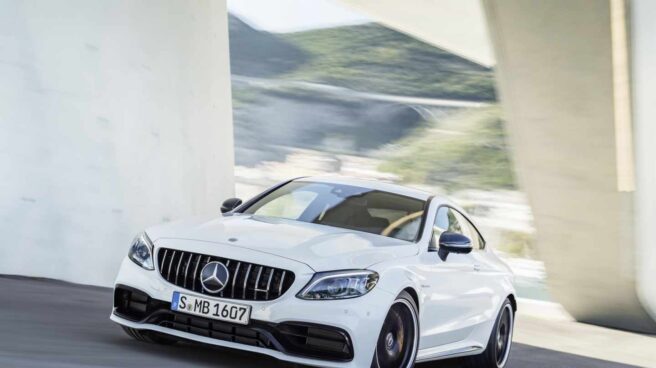 Mercedes sufre su mayor caída en bolsa en dos años al reconocer los riesgos del vehículo eléctrico.