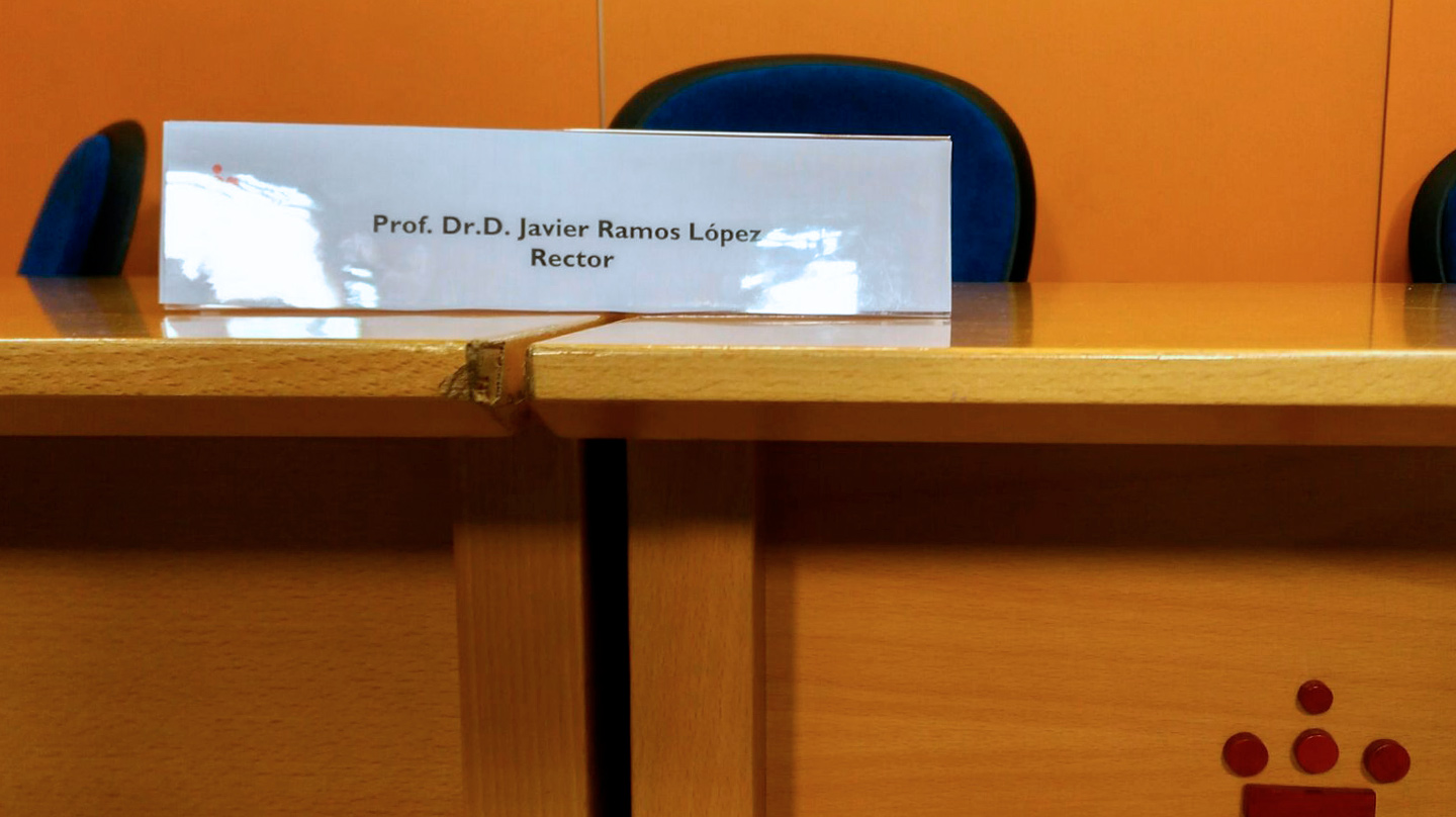 Cartel con el nombre del rector de la URJC, Javier Ramos, en la rueda de prensa ofrecida el pasado 21 de marzo.