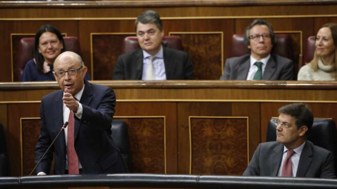 El PSOE insulta a Montoro en el Congreso: "Es un cínico, tramposo compulsivo, trilero fiscal"
