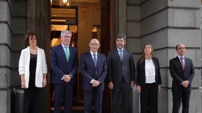 El ministro de Hacienda, Cristóbal Montoro, posa con los secretarios de Estado antes de entregar el proyecto de ley de Presupuestos.