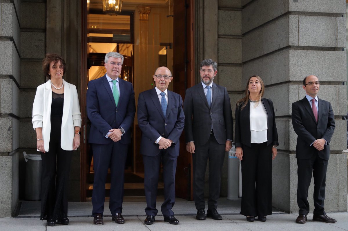 El ministro de Hacienda, Cristóbal Montoro, posa con los secretarios de Estado antes de entregar el proyecto de ley de Presupuestos.