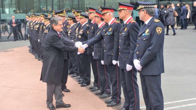 Interior da los primeros pasos para que 'mossos' puedan ingresar en la Policía Nacional El delegado del Gobierno en Cataluña, Enric Millo, saluda a 'mossos'.