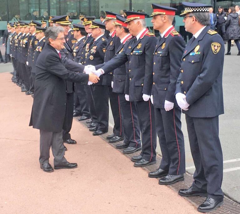 Interior da los primeros pasos para que 'mossos' puedan pasarse a la Policía