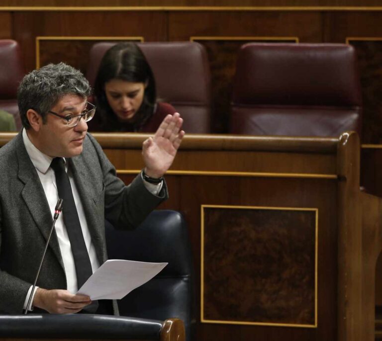 El ministro Nadal e Iberdrola se enzarzan por el cierre de las centrales de carbón