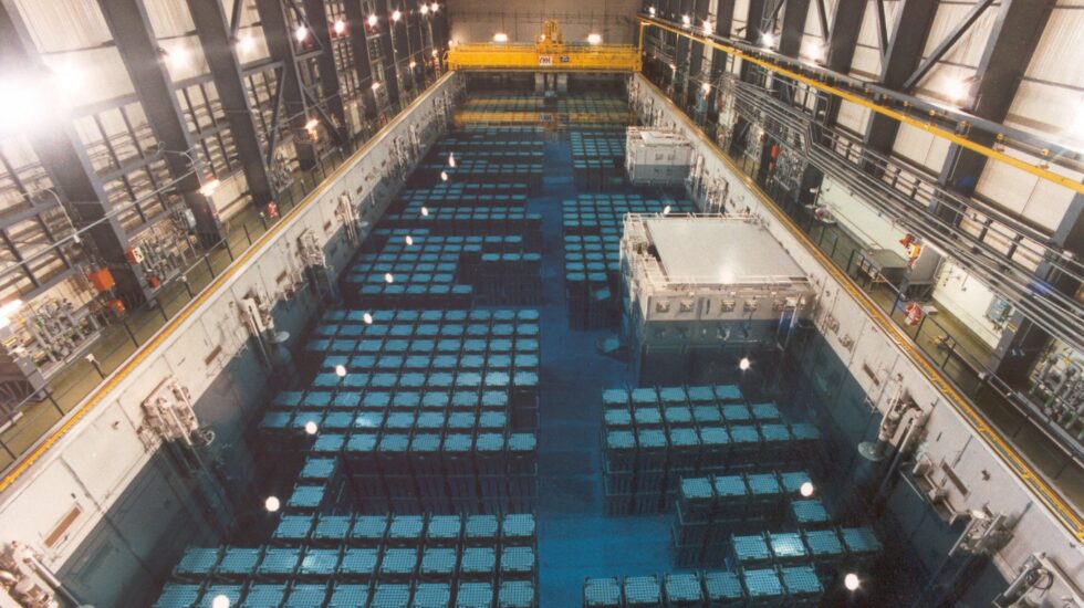 Piscina de almacenamiento de residuos nucleares de La Hague (Francia).