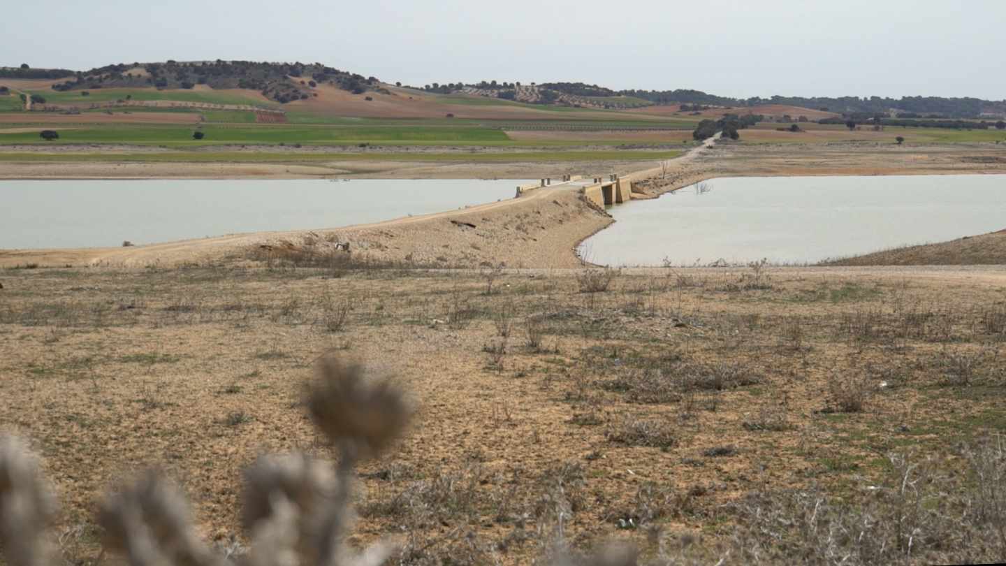 Pantano de Alarcón. La sequía hace emerger un viejo puente de la antigua N-III que debería estar cubierto por el agua.