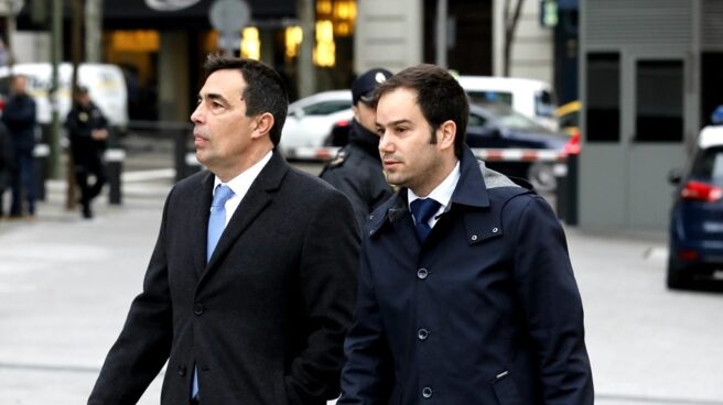 El ex director de los Mossos Pere Soler dice que no tuvo aportación estratégica el 1-O Pere Soler (izquierda) se dirige a declarar a la Audiencia Nacional acompañado por su abogado.