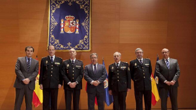 Uno de los cuatro jefes centrales de la Policía tiene el grado 'bajo sospecha' de la URJC Peña Echeverría (segundo por la izquierda), con la cúpula de Interior el día que tomó posesión como jefe central de Recursos Humanos.