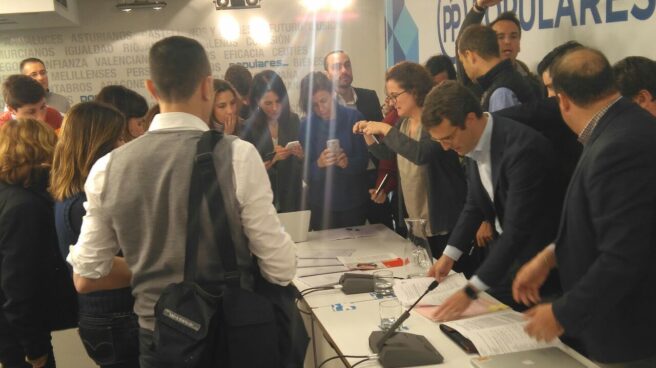 Pablo Casado exhibiendo sus trabajos del máster a los periodistas que acudieron al briefing de Génova.