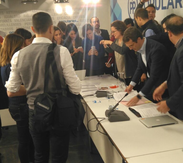 El 'briefing' de Casado: no fue a clase ni hizo exámenes, pero muestra sus trabajos del máster