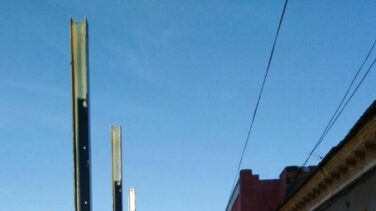 Adif instala un muro a centímetros de las viviendas en Murcia para la llegada del AVE