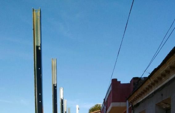 Pantallas de metacrilato frente a viviendas de una sola planta, en Murcia. Pantallas de metacrilato frente a viviendas en Murcia por la llegada del AVE.