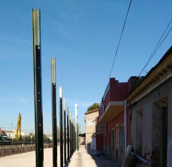 Pantallas de metacrilato frente a viviendas en Murcia por la llegada del AVE.