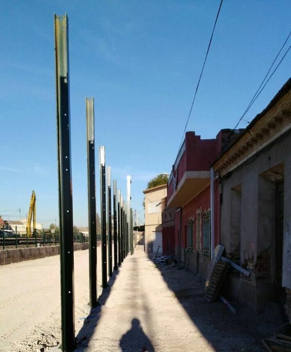 Adif instala un muro a centímetros de las viviendas en Murcia para la llegada del AVE
