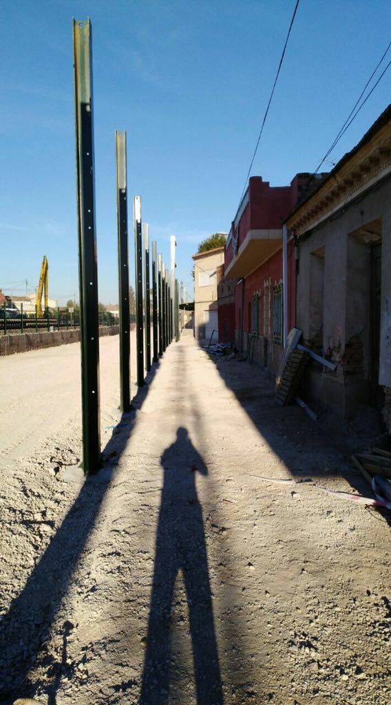 Pantallas de metacrilato frente a viviendas en Murcia por la llegada del AVE.